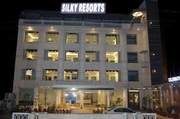 Silky Resorts Zirakpur 2*,
